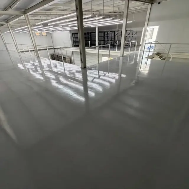 Sivá lesklá podlaha na galérii haly