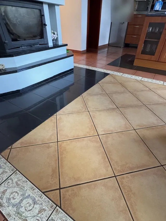 Pôvodná fotka obývačky s krbom a dlažbou